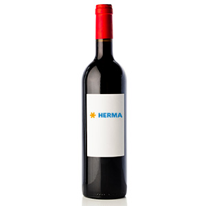 Eine Flasche Rotwein mit rotem Korken und einem weißen Etikett, auf dem das Wort "HERMA" in blauer Schrift steht.