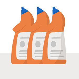 Drei Flaschen mit orangefarbenen Deckeln, die Reinigungsmittel enthalten, stehen nebeneinander auf einer weißen Oberfläche.