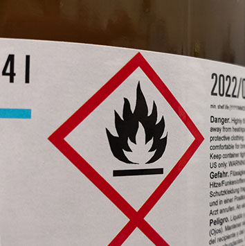 Gefahrenhinweis auf einem Etikett mit einem Flammensymbol, das auf entzündliche Substanzen hinweist.