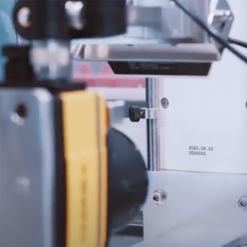 Eine Maschine mit einem gelben Teil und einem Datumsstempel, der den 22. Juni 2020 zeigt, ist im Fokus.