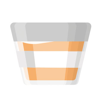 Ein transparenter Becher mit orangefarbenem Getränk und weißen Streifen.