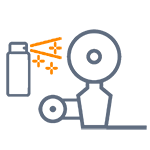 Sprühdose, die auf ein Zahnrad zeigt, symbolisiert eine Verbindung zwischen Spray und mechanischen Komponenten.