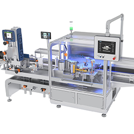 Automatisierte Verpackungsmaschine mit mehreren Steuerdisplays und transparentem Gehäuse, geeignet für die Abfüllung und Etikettierung von Produkten.