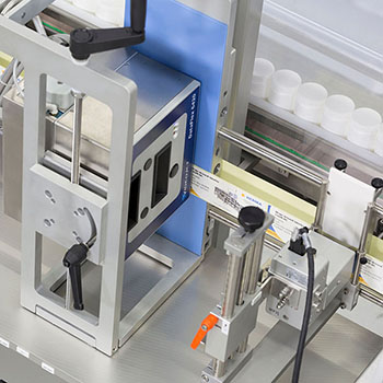 Maschine zur Verpackung von Produkten, ausgestattet mit verschiedenen mechanischen Komponenten und Steuerungen.