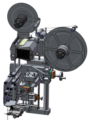 Eine technische Zeichnung eines Filmprojektors mit zwei großen Filmspulen und verschiedenen mechanischen Komponenten zur Filmführung.