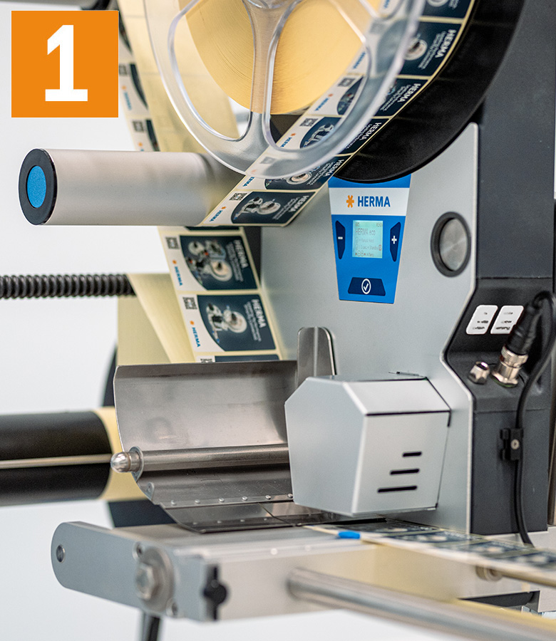 标签机配有一卷标签、控制显示屏和操作按钮。机器已准备好进行贴标过程。