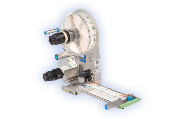 Etikettiermaschine mit Rollenhalter, die Etiketten auf eine Förderbandoberfläche aufbringt.