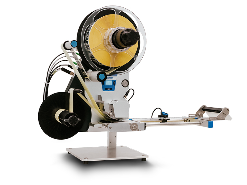 Eine Etikettiermaschine mit einem großen Rollenhalter, einem Spender und einem Bedienfeld zur Steuerung des Etikettierprozesses.