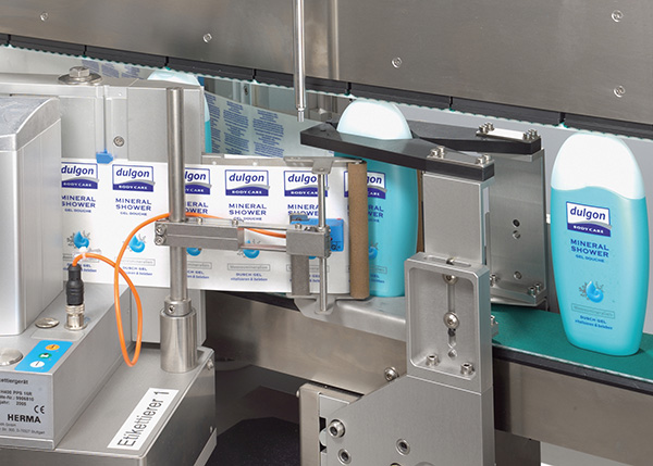 [Translate to 中文:] HERMA Etikettierung von Kunststoffflaschen / Formflaschen und Hygiene-Produkten