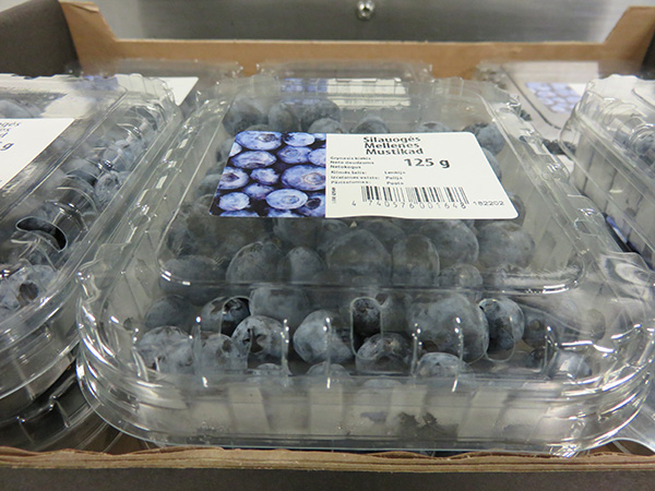Verpackungen mit Heidelbeeren, jede mit einem Etikett, das das Gewicht von 125 g angibt.