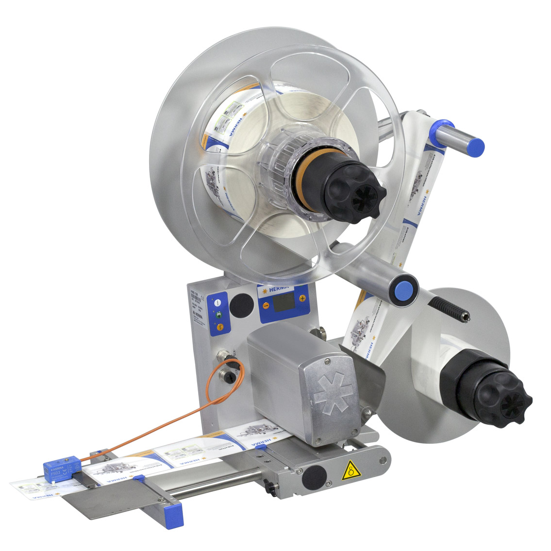 Etikettiermaschine mit zwei Rollen, einem Motor und Bedienelementen, die für das Aufbringen von Etiketten auf Produkte verwendet wird.