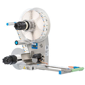 Etikettiermaschine mit Rollenhalter und automatischer Etikettierung, ausgestattet mit Steuerungselementen und einem Förderband.