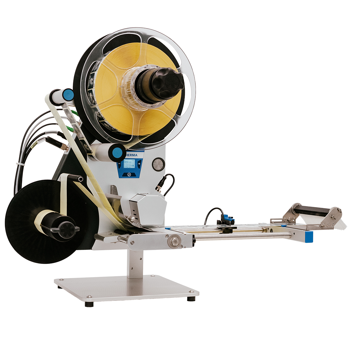 Eine Etikettiermaschine mit einem großen Rollenhalter, die für das Aufbringen von Etiketten auf Produkte verwendet wird.