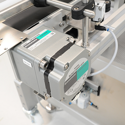 Ein elektrischer Motor mit einem Förderband, das auf einer industriellen Maschine montiert ist, zur Automatisierung von Produktionsprozessen.