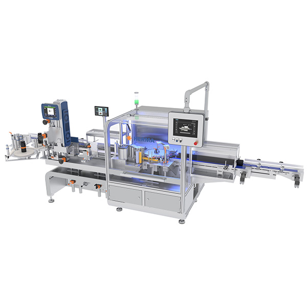 Automatisierte Verpackungsmaschine mit mehreren Stationen, Bildschirmen und Förderbändern zur Verarbeitung von Flaschen oder Behältern.