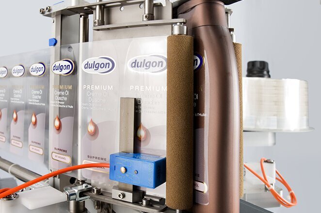 Eine industrielle Abfüllmaschine mit mehreren Behältern, die für die Abfüllung von Flüssigkeiten in Flaschen oder Dosen verwendet wird.