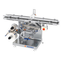 Automatische Etikettiermaschine mit mehreren Rollen, Steuerungseinheit und einem stabilen Gestell. Ideal für industrielle Anwendungen.
