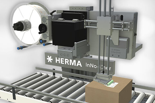 Automatisierte Etikettiermaschine von HERMA, die ein Paket auf einem Förderband etikettiert.