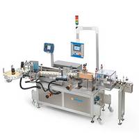 Automatische Etikettiermaschine mit mehreren Stationen, ausgestattet mit Bildschirmen zur Steuerung und Überwachung des Etikettierprozesses.