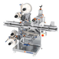Automatische Etikettiermaschine mit mehreren Etikettenspendern, ausgestattet mit Steuerungselementen und einem stabilen Gestell.