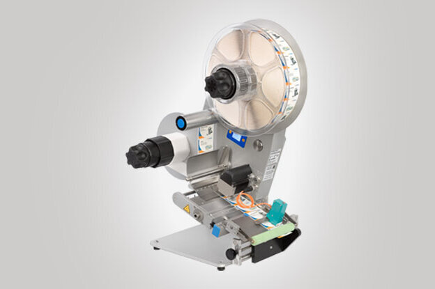 Eine industrielle Etikettiermaschine mit einem großen Rollenmechanismus und mehreren Bedienelementen zur Anpassung.