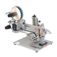 Automatische Etikettiermaschine mit Rollenhalter, Etikettenspender und Steuerungseinheit auf einer stabilen Basis.