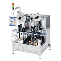 Automatische Etikettiermaschine mit zwei Rollen, Steuerungseinheit und mehreren Flaschen auf einem Förderband.