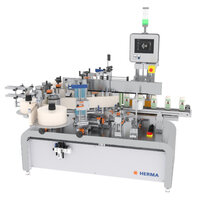Automatische Etikettiermaschine mit mehreren Stationen, ausgestattet mit einem Bedienfeld und verschiedenen Halterungen für Flaschen und Etiketten.