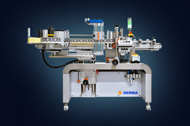 Eine industrielle Maschine mit verschiedenen Komponenten zur Automatisierung, auf einem stabilen Gestell, vor einem abstrakten, blauen Hintergrund.
