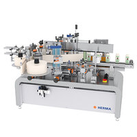 Eine Etikettiermaschine von HERMA mit mehreren Stationen zur Anwendung von Etiketten auf Flaschen oder Behältern.