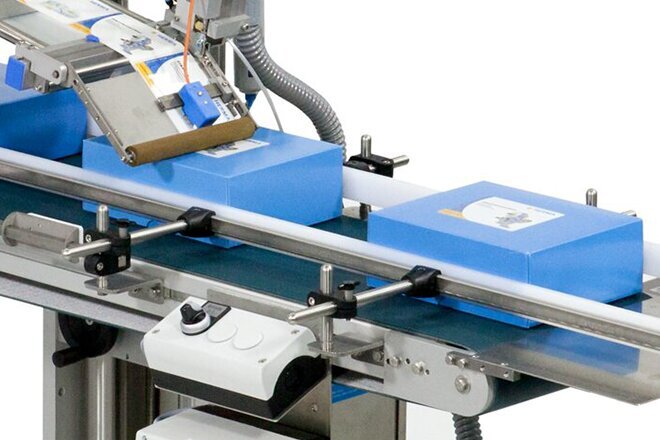 Eine Verpackungsmaschine mit blauen Kartons auf einem Förderband, die für die Automatisierung von Verpackungsprozessen verwendet wird.