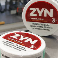 ZYN Zimt Nikotinpouches, 15 Stück, 3 mg Nikotin. Warnhinweis: Enthält Nikotin, eine süchtig machende Chemikalie.